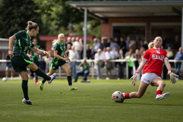 Fußball I Frauen I Testspiel I SV Meppen 1912 e.V. - VfL Wolfsburg I 19.07.2026 Torschuss von Svenja Huth (10, VfL Wolfsburg) und Parade Carla Mia Steenken (1, SV Meppen 1912 e.V.) Herzlake Hasetalstadion Niedersachsen Deutschland *** Soccer I Women I Friendly Match I SV Meppen 1912 e.V. vs. VfL Wolfsburg I July 19, 2026 Shot on goal by Svenja Huth 10, VfL Wolfsburg and save by Carla Mia Steenken 1, SV Meppen 1912 e.V., Herzlake Hasetal Stadium, Lower Saxony, Germany Copyright: xLobeca CedricxSiefkerx