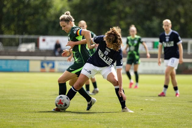 Fußball I Frauen I Testspiel I SV Meppen 1912 e.V. - VfL Wolfsburg I 19.07.2026 Svenja Huth (10, VfL Wolfsburg) Chantal Danique Schouwstra (20, SV Meppen 1912 e.V.) Zweikampf Herzlake Hasetalstadion Niedersachsen Deutschland *** Soccer I Women I Friendly Match I SV Meppen 1912 e.V. vs. VfL Wolfsburg I July 19, 2026 Svenja Huth 10, VfL Wolfsburg Chantal Danique Schouwstra 20, SV Meppen 1912 e.V. Tackle Herzlake Hasetal Stadium Lower Saxony Germany Copyright: xLobeca CedricxSiefkerx