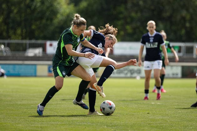 Fußball I Frauen I Testspiel I SV Meppen 1912 e.V. - VfL Wolfsburg I 19.07.2026 Svenja Huth (10, VfL Wolfsburg) Chantal Danique Schouwstra (20, SV Meppen 1912 e.V.) Zweikampf, Dynamik Herzlake Hasetalstadion Niedersachsen Deutschland *** Soccer I Women I Friendly Match I SV Meppen 1912 e.V. vs. VfL Wolfsburg I July 19, 2026 Svenja Huth 10, VfL Wolfsburg Chantal Danique Schouwstra 20, SV Meppen 1912 e.V. Tackle, Dynamism Herzlake Hasetal Stadium Lower Saxony Germany Copyright: xLobeca CedricxSiefkerx
