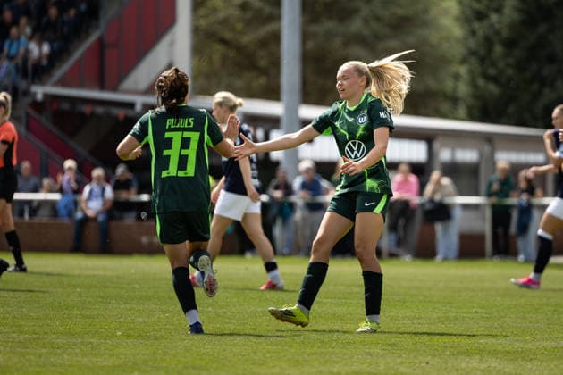 Fußball I Frauen I Testspiel I SV Meppen 1912 e.V. - VfL Wolfsburg I 19.07.2026 Judit Pujols Parera (33, VfL Wolfsburg) Anny Kerim-Lindland (38, VfL Wolfsburg) klatschen ab. Herzlake Hasetalstadion Niedersachsen Deutschland *** Soccer I Women I Friendly Match I SV Meppen 1912 e.V. vs. VfL Wolfsburg I July 19, 2026 Judit Pujols Parera 33, VfL Wolfsburg Anny Kerim Lindland 38, VfL Wolfsburg high-fives Herzlake Hasetalstadion Lower Saxony Germany Copyright: xLobeca CedricxSiefkerx