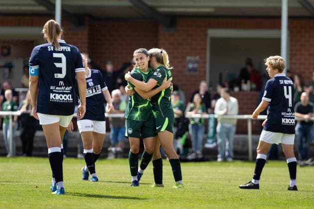 Fußball I Frauen I Testspiel I SV Meppen 1912 e.V. - VfL Wolfsburg I 19.07.2026 Judit Pujols Parera (33, VfL Wolfsburg) Anny Kerim-Lindland (38, VfL Wolfsburg) Jubeln nach einem Tor und umarmen sich. Herzlake Hasetalstadion Niedersachsen Deutschland *** Soccer I Women I Friendly Match I SV Meppen 1912 e.V. vs. VfL Wolfsburg I July 19, 2026 Judit Pujols Parera 33, VfL Wolfsburg Anny Kerim Lindland 38, VfL Wolfsburg celebrating a goal and hugging each other at Herzlake Hasetal Stadium, Lower Saxony, Germany Copyright: xLobeca CedricxSiefkerx