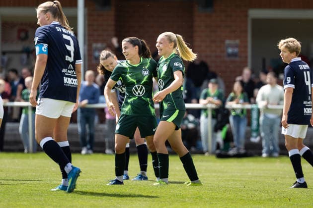 Fußball I Frauen I Testspiel I SV Meppen 1912 e.V. - VfL Wolfsburg I 19.07.2026 Judit Pujols Parera (33, VfL Wolfsburg) Anny Kerim-Lindland (38, VfL Wolfsburg) Jubeln nach einem Tor. Herzlake Hasetalstadion Niedersachsen Deutschland *** Soccer I Women I Friendly Match I SV Meppen 1912 e.V. vs. VfL Wolfsburg I July 19, 2026 Judit Pujols Parera 33, VfL Wolfsburg Anny Kerim Lindland 38, VfL Wolfsburg celebrating a goal at Herzlake Hasetal Stadium, Lower Saxony, Germany Copyright: xLobeca CedricxSiefkerx