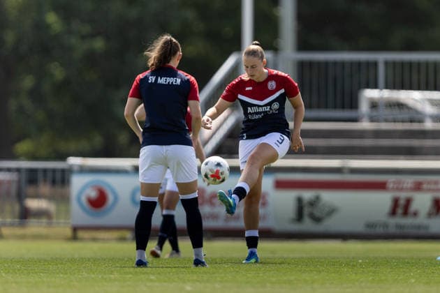 Fußball I Frauen I Testspiel I SV Meppen 1912 e.V. - VfL Wolfsburg I 19.07.2026 Nina Rolfes (3, SV Meppen 1912 e.V.) wärmt sich auf. Herzlake Hasetalstadion Niedersachsen Deutschland *** Soccer I Women I Friendly Match I SV Meppen 1912 e.V. vs. VfL Wolfsburg I July 19, 2026 Nina Rolfes 3, SV Meppen 1912 e.V. warms up at Herzlake Hasetalstadion, Lower Saxony, Germany Copyright: xLobeca CedricxSiefkerx