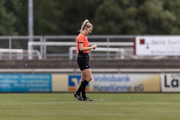 Fußball I Frauen I Testspiel I SV Meppen 1912 e.V. - VfL Wolfsburg I 19.07.2026 Anke Hölscher (Schiedsrichterin) Herzlake Hasetalstadion Niedersachsen Deutschland *** Soccer I Women I Friendly Match I SV Meppen 1912 e.V. vs. VfL Wolfsburg I July 19, 2026 Anke Hölscher, Referee Herzlake Hasetalstadion Lower Saxony, Germany Copyright: xLobeca CedricxSiefkerx