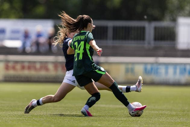 Fußball I Frauen I Testspiel I SV Meppen 1912 e.V. - VfL Wolfsburg I 19.07.2026 Marleen Kropp (9, SV Meppen 1912 e.V.) Maria-Joelle Wedemeyer (24, VfL Wolfsburg) Zweikampf Herzlake Hasetalstadion Niedersachsen Deutschland *** Soccer I Women I Friendly Match I SV Meppen 1912 e.V. vs. VfL Wolfsburg I July 19, 2026 Marleen Kropp 9, SV Meppen 1912 e.V. Maria Joelle Wedemeyer 24, VfL Wolfsburg, Tackle, Herzlake, Hasetalstadion, Lower Saxony, Germany Copyright: xLobeca CedricxSiefkerx