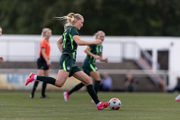 Fußball I Frauen I Testspiel I SV Meppen 1912 e.V. - VfL Wolfsburg I 19.07.2026 Camilla Küver (16, VfL Wolfsburg) im Dribbling. Herzlake Hasetalstadion Niedersachsen Deutschland *** Soccer I Women I Friendly Match I SV Meppen 1912 e.V. vs. VfL Wolfsburg I July 19, 2026 Camilla Küver, 16, VfL Wolfsburg dribbling at Herzlake Hasetalstadion, Lower Saxony, Germany Copyright: xLobeca CedricxSiefkerx
