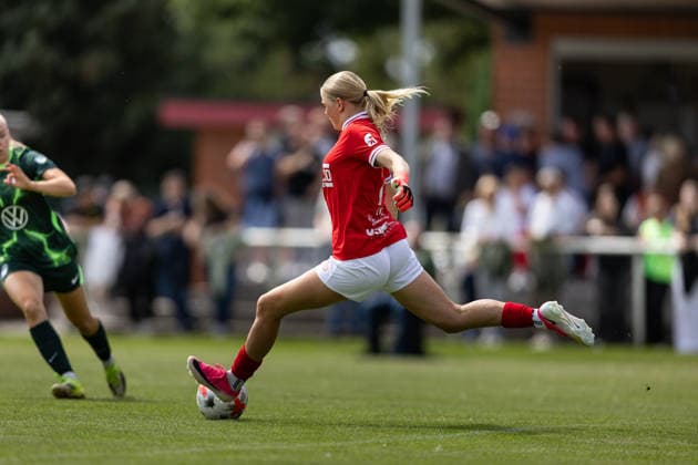 Fußball I Frauen I Testspiel I SV Meppen 1912 e.V. - VfL Wolfsburg I 19.07.2026 Carla Mia Steenken (1, SV Meppen 1912 e.V.) schießt den Ball. Herzlake Hasetalstadion Niedersachsen Deutschland *** Soccer I Women I Friendly Match I SV Meppen 1912 e.V. vs. VfL Wolfsburg I July 19, 2026 Carla Mia Steenken 1, SV Meppen 1912 e.V. scores a goal at Herzlake Hasetalstadion, Lower Saxony, Germany Copyright: xLobeca CedricxSiefkerx