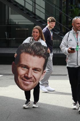 19.07.2026, Circuit de Spa-Francorchamps, Spa-Francorchamps, Formula 1 Moet & Chandon Belgian Grand Prix 2026 , im Bild Ein Fan von Nico Hülkenberg (DEU), Audi Revolut F1 Team mit riessigem Kopf als Plakat. (Photo by Alessandro Martellottta Hasan Bratic DeFodi Images) - *** July 19, 2026, Circuit de Spa-Francorchamps, Spa-Francorchamps, 2026 Formula 1 Moët & Chandon Belgian Grand Prix; pictured: a fan of Nico Hülkenberg (GER) from the Audi Revolut F1 Team holding a giant poster of his head. Photo by Alessandro Martellotta, Hasan Bratic, DeFodi Images