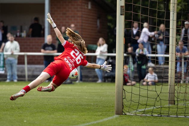 Fußball I Frauen I Testspiel I SV Meppen 1912 e.V. - VfL Wolfsburg I 19.07.2026 Leonie Dalming (26, SV Meppen 1912 e.V.) wert einen Torschuss ab. Herzlake Hasetalstadion Niedersachsen Deutschland *** Soccer I Women I Friendly Match I SV Meppen 1912 e.V. vs. VfL Wolfsburg I July 19, 2026 Leonie Dalming 26, SV Meppen 1912 e.V. takes a shot on goal at Herzlake Hasetalstadion, Lower Saxony, Germany Copyright: xLobeca CedricxSiefkerx