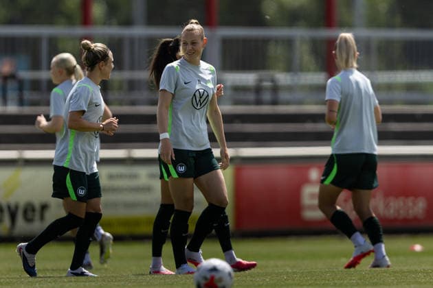 Fußball I Frauen I Testspiel I SV Meppen 1912 e.V. - VfL Wolfsburg I 19.07.2026 Svenja Huth (10, VfL Wolfsburg) Sarai Linder (39, VfL Wolfsburg) sprechen beim Aufwärmen miteinander. Herzlake Hasetalstadion Niedersachsen Deutschland *** Soccer I Women I Friendly Match I SV Meppen 1912 e.V. vs. VfL Wolfsburg I July 19, 2026 Svenja Huth 10, VfL Wolfsburg; Sarai Linder 39, VfL Wolfsburg; the two players talk to each other during warm-ups at Herzlake Hasetalstadion, Lower Saxony, Germany Copyright: xLobeca CedricxSiefkerx