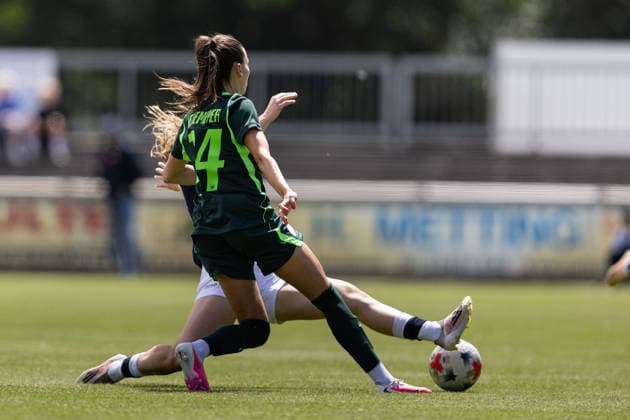 Fußball I Frauen I Testspiel I SV Meppen 1912 e.V. - VfL Wolfsburg I 19.07.2026 Marleen Kropp (9, SV Meppen 1912 e.V.) Maria-Joelle Wedemeyer (24, VfL Wolfsburg) im Zweikampf. Herzlake Hasetalstadion Niedersachsen Deutschland *** Soccer I Women I Friendly Match I SV Meppen 1912 e.V. vs. VfL Wolfsburg I July 19, 2026 Marleen Kropp 9, SV Meppen 1912 e.V. Maria Joelle Wedemeyer 24, VfL Wolfsburg in a tackle at Herzlake Hasetalstadion, Lower Saxony, Germany Copyright: xLobeca CedricxSiefkerx