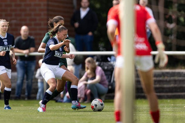 Fußball I Frauen I Testspiel I SV Meppen 1912 e.V. - VfL Wolfsburg I 19.07.2026 Lana Hubbeling (18, SV Meppen 1912 e.V.) Cora Zicai (28, VfL Wolfsburg) im Zweikampf Herzlake Hasetalstadion Niedersachsen Deutschland *** Soccer I Women I Friendly Match I SV Meppen 1912 e.V. vs. VfL Wolfsburg I July 19, 2026 Lana Hubbeling 18, SV Meppen 1912 e.V. Cora Zicai 28, VfL Wolfsburg in a tackle at Herzlake Hasetal Stadium, Lower Saxony, Germany Copyright: xLobeca CedricxSiefkerx