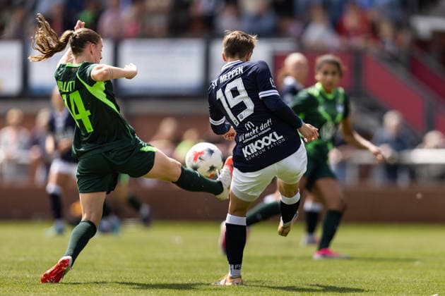 Fußball I Frauen I Testspiel I SV Meppen 1912 e.V. - VfL Wolfsburg I 19.07.2026 Smilla Vallotto (14, VfL Wolfsburg) Sarah Dittrich (19, SV Meppen 1912 e.V.) Herzlake Hasetalstadion Niedersachsen Deutschland *** Soccer I Women I Friendly Match I SV Meppen 1912 e.V. vs. VfL Wolfsburg I July 19, 2026 Smilla Vallotto 14, VfL Wolfsburg Sarah Dittrich 19, SV Meppen 1912 e.V. Herzlake Hasetalstadion Lower Saxony Germany Copyright: xLobeca CedricxSiefkerx