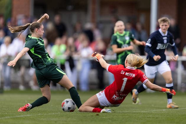 Fußball I Frauen I Testspiel I SV Meppen 1912 e.V. - VfL Wolfsburg I 19.07.2026 Maria-Joelle Wedemeyer (24, VfL Wolfsburg) Carla Mia Steenken (1, SV Meppen 1912 e.V.) im Zweikampf. Herzlake Hasetalstadion Niedersachsen Deutschland *** Soccer I Women I Friendly Match I SV Meppen 1912 e.V. vs. VfL Wolfsburg I July 19, 2026 Maria Joelle Wedemeyer 24, VfL Wolfsburg’s Carla Mia Steenken, No. 1, and SV Meppen 1912 e.V. in a tackle at Herzlake Hasetalstadion, Lower Saxony, Germany Copyright: xLobeca CedricxSiefkerx