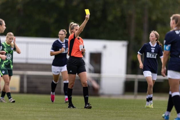 Fußball I Frauen I Testspiel I SV Meppen 1912 e.V. - VfL Wolfsburg I 19.07.2026 Anke Hölscher (Schiedsrichterin) vergibt eine gelbe Karte. Herzlake Hasetalstadion Niedersachsen Deutschland *** Soccer I Women I Friendly Match I SV Meppen 1912 e.V. vs. VfL Wolfsburg I July 19, 2026 Anke Hölscher, the referee, issues a yellow card Herzlake Hasetalstadion Lower Saxony, Germany Copyright: xLobeca CedricxSiefkerx