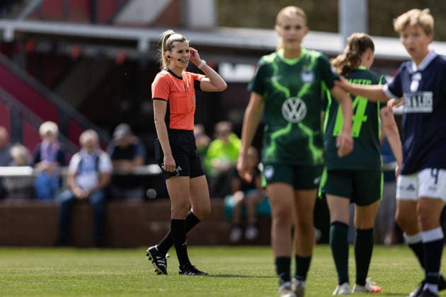 Fußball I Frauen I Testspiel I SV Meppen 1912 e.V. - VfL Wolfsburg I 19.07.2026 Anke Hölscher (Schiedsrichterin) Herzlake Hasetalstadion Niedersachsen Deutschland *** Soccer I Women I Friendly Match I SV Meppen 1912 e.V. vs. VfL Wolfsburg I July 19, 2026 Anke Hölscher, Referee Herzlake Hasetalstadion Lower Saxony, Germany Copyright: xLobeca CedricxSiefkerx