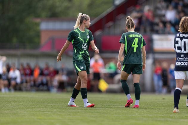 Fußball I Frauen I Testspiel I SV Meppen 1912 e.V. - VfL Wolfsburg I 19.07.2026 Julia Landenberger (20, VfL Wolfsburg) Sophia Kleinherne (4, VfL Wolfsburg) Herzlake Hasetalstadion Niedersachsen Deutschland *** Soccer I Women I Friendly Match I SV Meppen 1912 e.V. vs. VfL Wolfsburg I July 19, 2026 Julia Landenberger 20, VfL Wolfsburg Sophia Kleinherne 4, VfL Wolfsburg Herzlake Hasetal Stadium Lower Saxony Germany Copyright: xLobeca CedricxSiefkerx