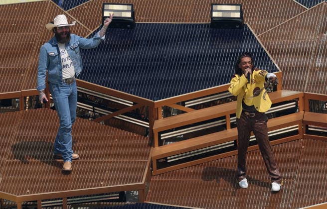 FIFA World Cup, WM, Weltmeisterschaft, Fussball 2026 final - Spain vs Argentina US singer Post Malone (L) and US singer Swea Lee perform during the Closing Ceremony ahead of the FIFA World Cup 2026 final match Spain against Argentina, in New Jersey, USA, 19 July 2026. EAST RUTHERFORD United States  Copyright: xSARAHxYENESELx