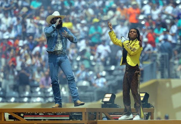 Sport Themen der Woche KW29 Sport Bilder des Tages FIFA World Cup, WM, Weltmeisterschaft, Fussball 2026 final - Spain vs Argentina US singer Post Malone (L) and US singer Swea Lee perform during the pre-match closing ceremony ahead of the FIFA World Cup 2026 final match Spain against Argentina, in New Jersey, USA, 19 July 2026. EAST RUTHERFORD United States  Copyright: xCHRISTOPHERxNEUNDORFx