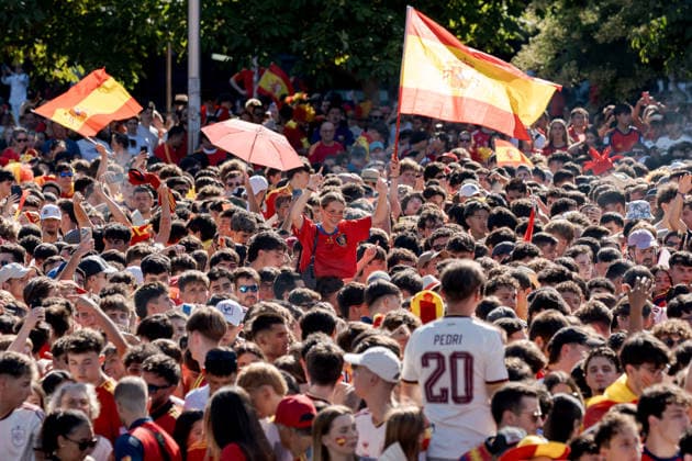 Spain fans gather in Madrid ahead of FIFA World Cup, WM, Weltmeisterschaft, Fussball Final MADRID, SPAIN - JULY 19: Fans of the Spanish national football team gather at the Fan Zone in Plaza Colon, Madrid, Spain, on July 19, 2026, ahead of the 2026 FIFA World Cup final between Spain and Argentina. Diego Radames Anadolu Madrid Spain. Editorial use only. Please get in touch for any other usage.  Copyright: x2026xAnadoluxDiegoxRadamesx
