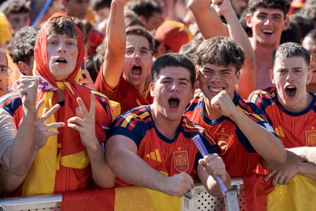 Spain fans gather in Madrid ahead of FIFA World Cup, WM, Weltmeisterschaft, Fussball Final MADRID, SPAIN - JULY 19: Fans of the Spanish national football team gather at the Fan Zone in Plaza Colon, Madrid, Spain, on July 19, 2026, ahead of the 2026 FIFA World Cup final between Spain and Argentina. Diego Radames Anadolu Madrid Spain. Editorial use only. Please get in touch for any other usage.  Copyright: x2026xAnadoluxDiegoxRadamesx