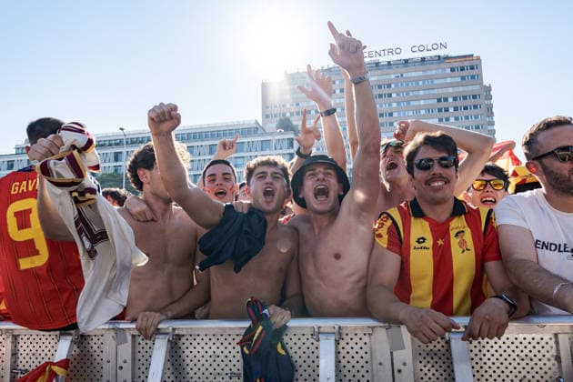 Spain fans gather in Madrid ahead of FIFA World Cup, WM, Weltmeisterschaft, Fussball Final MADRID, SPAIN - JULY 19: Fans of the Spanish national football team gather at the Fan Zone in Plaza Colon, Madrid, Spain, on July 19, 2026, ahead of the 2026 FIFA World Cup final between Spain and Argentina. Diego Radames Anadolu Madrid Spain. Editorial use only. Please get in touch for any other usage.  Copyright: x2026xAnadoluxDiegoxRadamesx