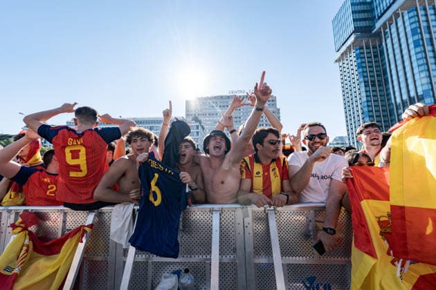 Spain fans gather in Madrid ahead of FIFA World Cup, WM, Weltmeisterschaft, Fussball Final MADRID, SPAIN - JULY 19: Fans of the Spanish national football team gather at the Fan Zone in Plaza Colon, Madrid, Spain, on July 19, 2026, ahead of the 2026 FIFA World Cup final between Spain and Argentina. Diego Radames Anadolu Madrid Spain. Editorial use only. Please get in touch for any other usage.  Copyright: x2026xAnadoluxDiegoxRadamesx