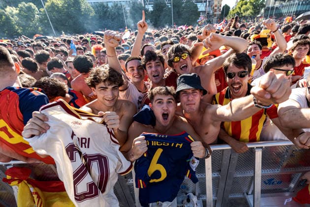 Spain fans gather in Madrid ahead of FIFA World Cup, WM, Weltmeisterschaft, Fussball Final MADRID, SPAIN - JULY 19: Fans of the Spanish national football team gather at the Fan Zone in Plaza Colon, Madrid, Spain, on July 19, 2026, ahead of the 2026 FIFA World Cup final between Spain and Argentina. Diego Radames Anadolu Madrid Spain. Editorial use only. Please get in touch for any other usage.  Copyright: x2026xAnadoluxDiegoxRadamesx