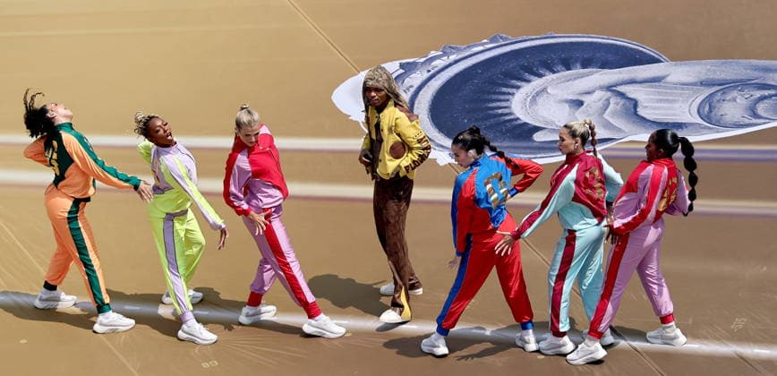 FIFA World Cup, WM, Weltmeisterschaft, Fussball 2026 final - Spain vs Argentina US singer Swea Lee (C) performs during the Closing Ceremony ahead of the FIFA World Cup 2026 final match Spain against Argentina, in East Rutherford, New Jersey, USA, 19 July 2026. EAST RUTHERFORD United States  Copyright: xRONALDxWITTEKx