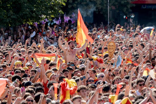 Spain fans gather in Madrid ahead of FIFA World Cup, WM, Weltmeisterschaft, Fussball Final MADRID, SPAIN - JULY 19: Fans of the Spanish national football team gather at the Fan Zone in Plaza Colon, Madrid, Spain, on July 19, 2026, ahead of the 2026 FIFA World Cup final between Spain and Argentina. Diego Radames Anadolu Madrid Spain. Editorial use only. Please get in touch for any other usage.  Copyright: x2026xAnadoluxDiegoxRadamesx