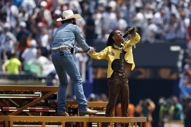 FIFA World Cup, WM, Weltmeisterschaft, Fussball 2026 final - Spain vs Argentina US singers Post Malone (L) and Swea Lee (R) perfrom during the Closing Ceremony ahead of the FIFA World Cup 2026 final match Spain against Argentina, in East Rutherford, New Jersey, USA, 19 July 2026. EAST RUTHERFORD United States  Copyright: xWILLxOLIVERx