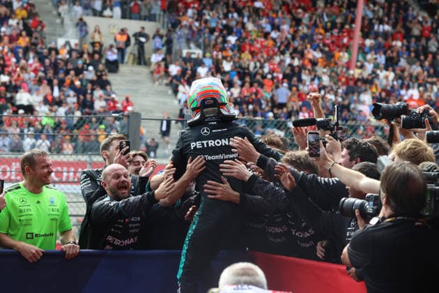 19.07.2026, Circuit de Spa-Francorchamps, Spa-Francorchamps, Formula 1 Moet & Chandon Belgian Grand Prix 2026 , im Bild Sieger Andrea Kimi Antonelli (ITA), Mercedes-AMG Petronas Formula One Team feiert mit seinen Mechanikern. (Photo by Alessandro Martellottta Hasan Bratic DeFodi Images) - *** July 19, 2026, Circuit de Spa-Francorchamps, Spa-Francorchamps, 2026 Formula 1 Moët & Chandon Belgian Grand Prix; pictured: winner Andrea Kimi Antonelli (ITA) of the Mercedes AMG Petronas Formula One Team celebrating with his mechanics. Photo by Alessandro Martellotta, Hasan Bratic, DeFodi Images