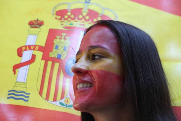 2026 World Cup Spain v Argentina; Close-up of a young girl with her face painted with the Spanish flag and the Spanish flag in the background in Madrid to watch the World Cup final between Spain and Argentina played in the United States on July 19, 2026, in Madrid, Spain. Madrid Madrid Spain Soccer *** 2026 World Cup: Spain vs. Argentina — Close-up of a young girl with her face painted with the Spanish flag and the Spanish flag in the background in Madrid, watching the World Cup final between Spain and Argentina, played in the United States on July 19, 2026, in Madrid, Spain. Madrid, Spain, Soccer Copyright: xAgenciaxLOFx