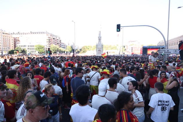 2026 World Cup Spain v Argentina; Fans of the Spanish national team, Nationalteam in the fan zone at Plaza de Colon (Plaza Selection) in Madrid to watch the World Cup final between Spain and Argentina played in the United States on July 19, 2026, in Madrid, Spain. Madrid Madrid Spain Soccer *** 2026 World Cup: Spain vs. Argentina. Fans of the Spanish national team in the fan zone at Plaza de Colón in Madrid to watch the World Cup final between Spain and Argentina, played in the United States on July 19, 2026, in Madrid, Spain. Madrid, Spain. Soccer Copyright: xAgenciaxLOFx