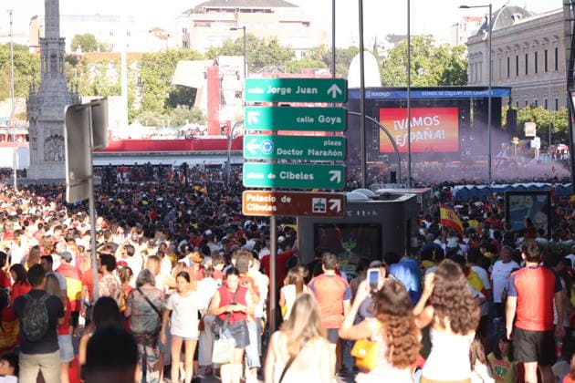 2026 World Cup Spain v Argentina; Fans of the Spanish national team, Nationalteam in the fan zone at Plaza de Colon (Plaza Selection) in Madrid to watch the World Cup final between Spain and Argentina played in the United States on July 19, 2026, in Madrid, Spain. Madrid Madrid Spain Soccer *** 2026 World Cup: Spain vs. Argentina. Fans of the Spanish national team in the fan zone at Plaza de Colón in Madrid to watch the World Cup final between Spain and Argentina, played in the United States on July 19, 2026, in Madrid, Spain. Madrid, Spain. Soccer Copyright: xAgenciaxLOFx