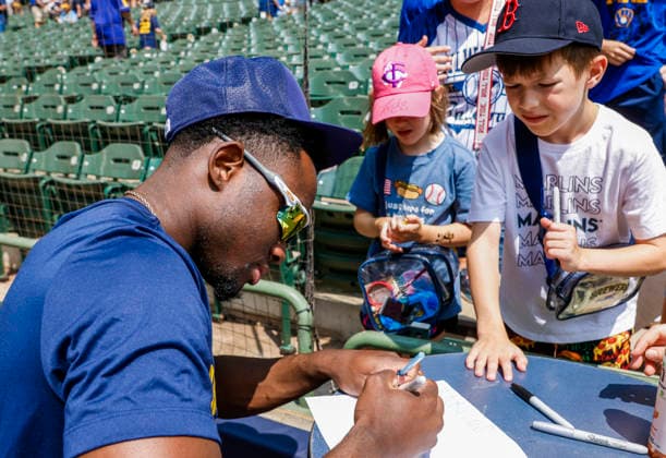 Milwaukee Brewers right fielder Luis Lara signs autographs for fans before the start of the MLB, Baseball Herren, USA game between the Miami Marlins and the Milwaukee Brewers at American Family Field in Milwaukee, Wisconsin on Sunday July 19, 2026.  MIL20260719801 TANNENxMAURY