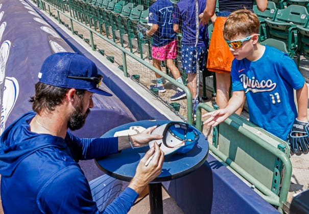 Milwaukee Brewers third baseman Braden Shewmake signs autographs for fans before the start of the MLB, Baseball Herren, USA game between the Miami Marlins and the Milwaukee Brewers at American Family Field in Milwaukee, Wisconsin on Sunday July 19, 2026.  MIL20260719802 TANNENxMAURY