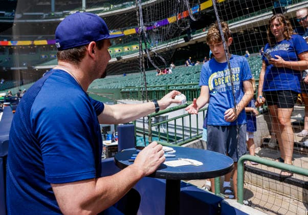 Milwaukee Brewers pitcher Joel Kuhnel signs autographs for fans before the start of the MLB, Baseball Herren, USA game between the Miami Marlins and the Milwaukee Brewers at American Family Field in Milwaukee, Wisconsin on Sunday July 19, 2026.  MIL20260719803 TANNENxMAURY