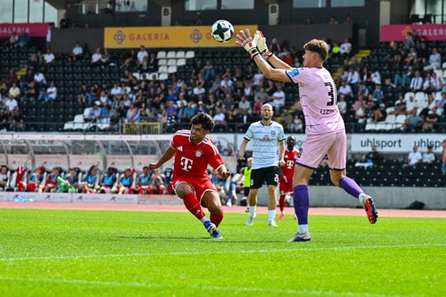Testspiel; SSV Ulm 1846 Fussball - FC Bayern München II; 19.07.2026 ULM, GERMANY - 19. July: im Duell Maycon CARDOZUO (FC Bayern München II 10) und Robin MANTEL während dem Testspiel zwischen dem SSV 1846 Ulm Fussball und den Amateuren des FC Bayern München im Donaustadion *** Friendly Match: SSV Ulm 1846 vs. FC Bayern Munich II, July 19, 2026, ULM, GERMANY July 19: Maycon CARDOZUO of FC Bayern Munich II and Robin MANTEL face off during the friendly match between SSV 1846 Ulm Soccer and the FC Bayern Munich reserves at the Donaustadion Copyright: xBEAUTIFULxSPORTS Goldbergx