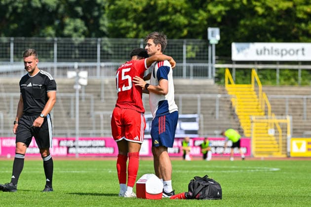 Testspiel; SSV Ulm 1846 Fussball - FC Bayern München II; 19.07.2026 ULM, GERMANY - 19. July: im Bild wird der verletzte Thibault MASPIMBY (FC Bayern München II 15) vom Platz gebracht während dem Testspiel zwischen dem SSV 1846 Ulm Fussball und den Amateuren des FC Bayern München im Donaustadion *** Friendly Match: SSV Ulm 1846 vs. FC Bayern Munich II, July 19, 2026, ULM, GERMANY July 19: The photo shows the injured Thibault MASPIMBY (FC Bayern Munich II, No. 15) being carried off the field during the friendly match between SSV 1846 Ulm and the FC Bayern Munich reserves at the Donaustadion Copyright: xBEAUTIFULxSPORTS Goldbergx