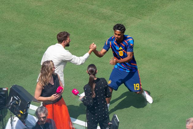 Sport Bilder des Tages Thomas Mueller und Lamine Yamal (Spain, 19) FIFA World Cup, WM, Weltmeisterschaft, Fussball 2026 Final: Spanien v Argentinien 19 July 2026, FIFA World Cup 2026 Finale: Spanien v Argentinien (Final) at New York New Jersey Stadium in East Rutherford, New Jersey, USA. Photo: Marco Bader *** Thomas Mueller and Lamine Yamal, Spain, 19th FIFA World Cup 2026 Final: Spain vs. Argentina, July 19, 2026, FIFA World Cup 2026 Final: Spain vs. Argentina at New York New Jersey Stadium in East Rutherford, New Jersey, USA. Photo by Marco Bader Copyright: HMBxMedia xMarcoxBader