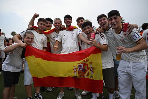 MADRID, SPAIN - July 19th: Spain fans watch the FIFA World Cup, WM, Weltmeisterschaft, Fussball 2026 final match between Spain and Argentina on a giant public screen at El Muelle in Alicante, Spain on July 19, 2026  Copyright: xAdelinaxCobos SPPx Sportspressphoto_SPR193823