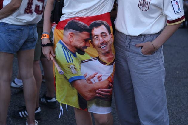 2026 World Cup Spain v Argentina; Fans of the Spanish national team, Nationalteam with flag Mikel Oyarzabal and Unai Simon in the fan zone at Plaza de Colon (Plaza Selection) in Madrid to watch the World Cup final between Spain and Argentina played in the United States on July 19, 2026, in Madrid, Spain. Madrid Spain Soccer *** 2026 World Cup: Spain vs. Argentina. Fans of the Spanish national team, waving flags and holding pictures of Mikel Oyarzabal and Unai Simon, gather in the fan zone at Plaza de Colón in Madrid to watch the World Cup final between Spain and Argentina, which will be played in the United States on July 19, 2026. Madrid, Spain. Soccer Copyright: xAgenciaxLOFx