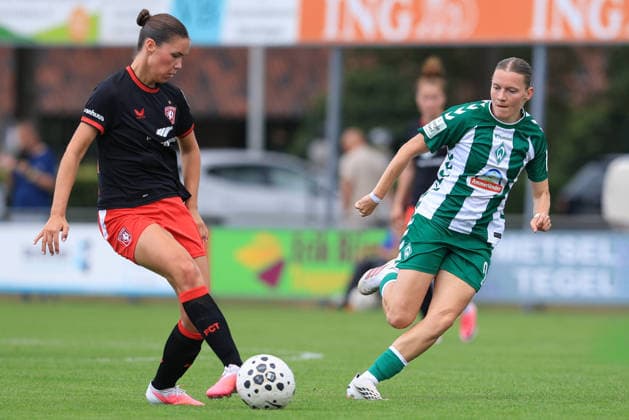 v.li.: Karlijn Woons (FC Twente Enschede, 4) und Sarah Ernst (SV Werder Bremen, 26) im Zweikampf, Duell, Dynamik, Aktion, Action, Spielszene, 19.07.2026, Deurningen (Niederlande), Fussball, Testspiel Frauen, FC Twente Enschede - SV Werder Bremen *** From left: Karlijn Woons (FC Twente Enschede), 4, and Sarah Ernst (SV Werder Bremen), 26, in a one-on-one battle, duel, dynamic moment, action, game scene, July 19, 2026, Deurningen, Netherlands, soccer, women’s friendly, FC Twente Enschede vs. SV Werder Bremen xobx