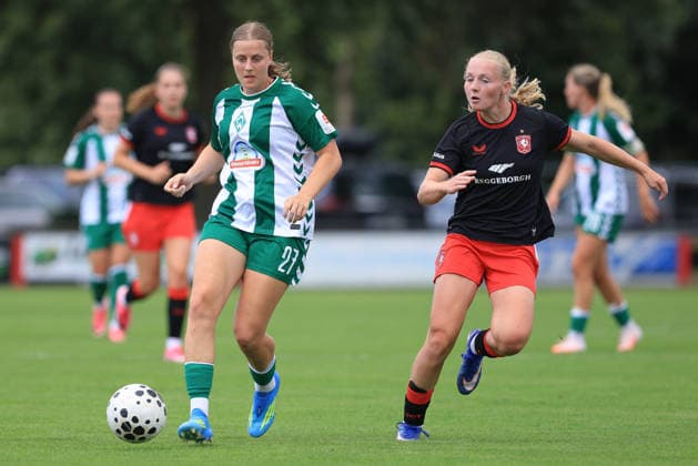 v.li.: Sarah Gutmann (SV Werder Bremen, 27) und Ava Bijvank (FC Twente Enschede, 28) im Zweikampf, Duell, Dynamik, Aktion, Action, Spielszene, 19.07.2026, Deurningen (Niederlande), Fussball, Testspiel Frauen, FC Twente Enschede - SV Werder Bremen *** From left: Sarah Gutmann (SV Werder Bremen), 27, and Ava Bijvank (FC Twente Enschede), 28, in a one-on-one battle, duel, dynamic play, action, game scene, July 19, 2026, Deurningen, Netherlands, soccer, women’s friendly, FC Twente Enschede vs. SV Werder Bremen xobx