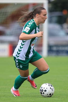 Felicia Sträßer (SV Werder Bremen, 19) am Ball, Freisteller, Einzelbild, Ganzkörper, Aktion, Action, Spielszene, 19.07.2026, Deurningen (Niederlande), Fussball, Testspiel Frauen, FC Twente Enschede - SV Werder Bremen *** Felicia Sträßer, SV Werder Bremen, 19 with the ball, isolated shot, single frame, full body, action, game scene, July 19, 2026, Deurningen, Netherlands, soccer, women s friendly match, FC Twente Enschede vs. SV Werder Bremen xobx
