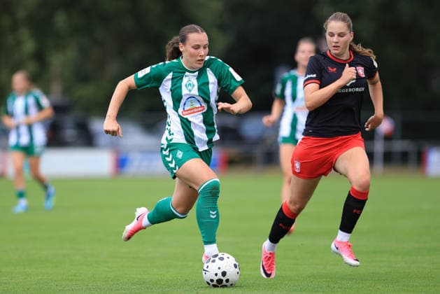v.li.: Felicia Sträßer (SV Werder Bremen, 19) und Anne Gelevert (FC Twente Enschede, 20) im Laufduell, Zweikampf, Duell, Dynamik, Aktion, Action, Spielszene, 19.07.2026, Deurningen (Niederlande), Fussball, Testspiel Frauen, FC Twente Enschede - SV Werder Bremen *** From left: Felicia Sträßer of SV Werder Bremen, 19, and Anne Gelevert of FC Twente Enschede, 20, in a sprint duel; tackle, duel, dynamic, action, game scene, July 19, 2026, Deurningen, Netherlands, soccer, women’s friendly match, FC Twente Enschede vs. SV Werder Bremen xobx