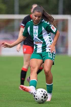 Luna Vanzeir (SV Werder Bremen, 13) am Ball, Einzelbild, Ganzkörper, Aktion, Action, Spielszene, 19.07.2026, Deurningen (Niederlande), Fussball, Testspiel Frauen, FC Twente Enschede - SV Werder Bremen *** Luna Vanzeir, SV Werder Bremen, No. 13 with the ball, single frame, full-body shot, action, game scene, July 19, 2026, Deurningen, Netherlands, soccer, women s friendly match, FC Twente Enschede vs. SV Werder Bremen xobx