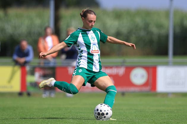 Chiara D Angelo (SV Werder Bremen, 2) beim Elfmeter, Strafstoß, Spielszene, Action, Aktion, am Ball, Freisteller, Einzelbild, Ganzkörper, 19.07.2026, Deurningen (Niederlande), Fussball, Testspiel Frauen, FC Twente Enschede - SV Werder Bremen *** Chiara D Angelo, SV Werder Bremen, No. 2 taking a penalty kick, penalty kick, game action, action, on the ball, free kick, single frame, full body, July 19, 2026, Deurningen, Netherlands, soccer, women s friendly, FC Twente Enschede vs. SV Werder Bremen xobx