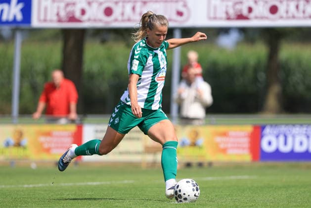 Lena Petermann (SV Werder Bremen, 20) beim Elfmeter, Strafstoß, Spielszene, Action, Aktion, am Ball, Freisteller, Einzelbild, Ganzkörper, 19.07.2026, Deurningen (Niederlande), Fussball, Testspiel Frauen, FC Twente Enschede - SV Werder Bremen *** Lena Petermann, SV Werder Bremen, age 20, taking a penalty kick, penalty kick, game scene, action, on the ball, free kick, single frame, full-body shot, July 19, 2026, Deurningen, Netherlands, soccer, women’s friendly, FC Twente Enschede vs. SV Werder Bremen xobx